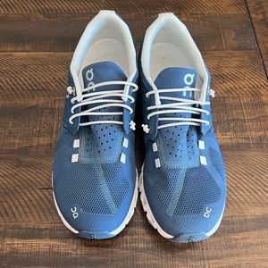 Women’s On Running - Cloud 5 Sneakers - Size 8 - Navy Blue and White